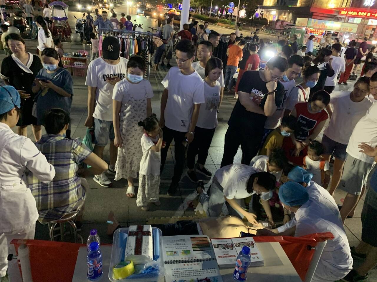 “白衣天使”擺地?cái)?？——蕪湖市中醫(yī)醫(yī)院急救護(hù)理?？菩〗M走進(jìn)“夜市”科普急救知識(shí)(圖6)