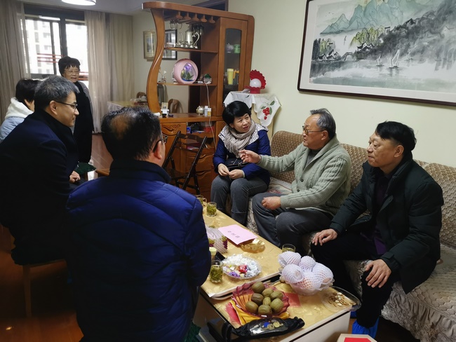 歲寒送暖意 關(guān)懷顯真情 ——院領導走訪慰問離退休老干部(圖1)