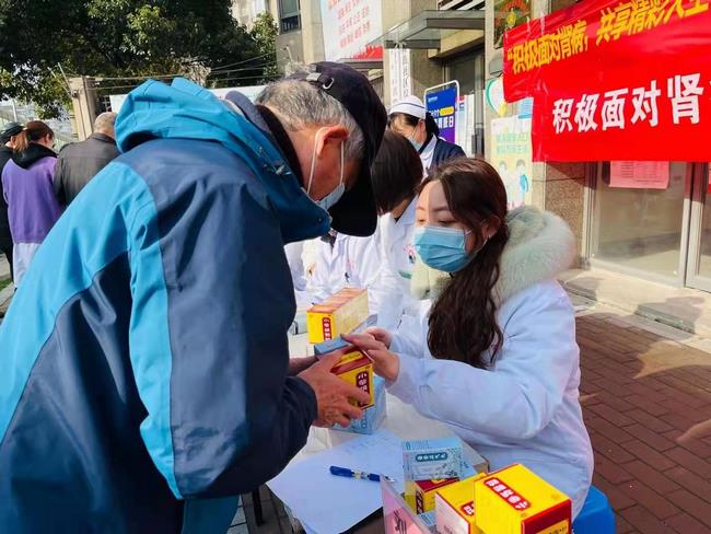積極面對腎病 共享精彩人生——我院腎病科、內(nèi)科六支部走進(jìn)中南街道開展第十六個(gè)世界腎臟病日健康義診(圖6)