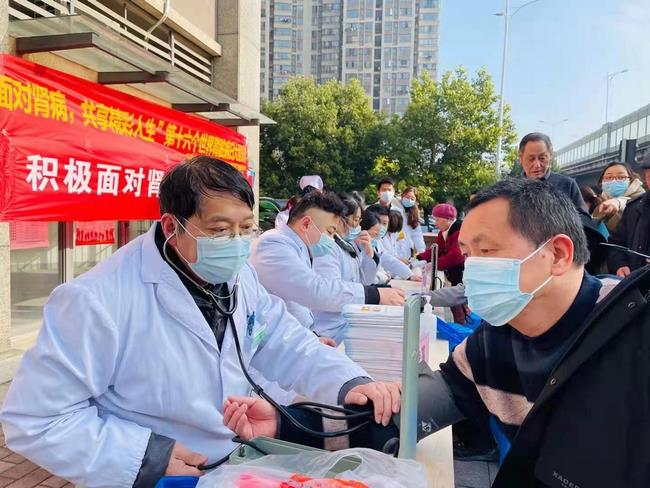 積極面對腎病 共享精彩人生——我院腎病科、內(nèi)科六支部走進(jìn)中南街道開展第十六個(gè)世界腎臟病日健康義診(圖1)