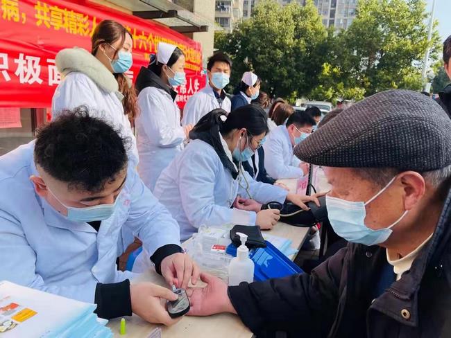 積極面對腎病 共享精彩人生——我院腎病科、內(nèi)科六支部走進(jìn)中南街道開展第十六個(gè)世界腎臟病日健康義診(圖2)