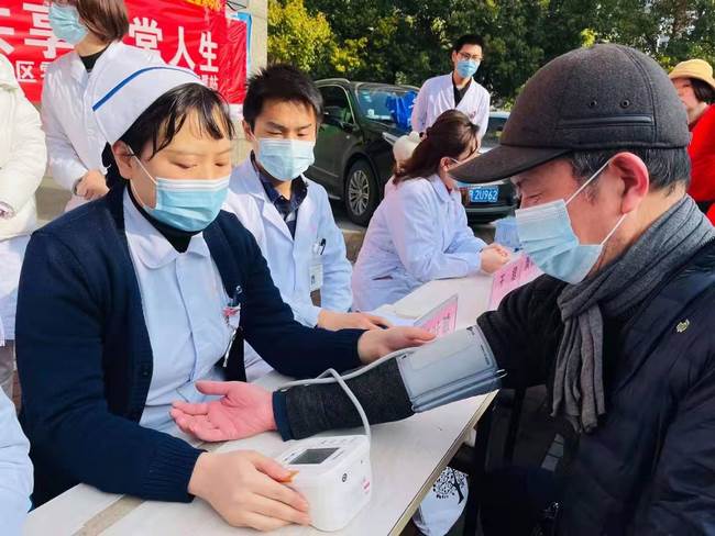 積極面對腎病 共享精彩人生——我院腎病科、內(nèi)科六支部走進(jìn)中南街道開展第十六個(gè)世界腎臟病日健康義診(圖3)
