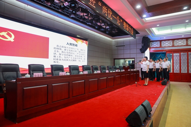 蕪湖市中醫(yī)醫(yī)院召開慶祝中國(guó)共產(chǎn)黨成立100周年暨“兩優(yōu)一先”表彰大會(huì)(圖30)
