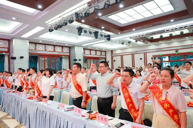 蕪湖市中醫(yī)醫(yī)院召開慶祝中國(guó)共產(chǎn)黨成立100周年暨“兩優(yōu)一先”表彰大會(huì)(圖32)