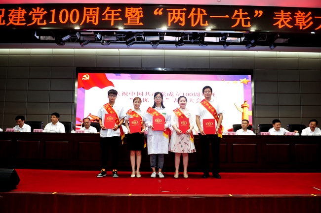 蕪湖市中醫(yī)醫(yī)院召開慶祝中國(guó)共產(chǎn)黨成立100周年暨“兩優(yōu)一先”表彰大會(huì)(圖20)