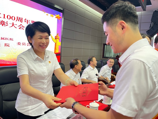 蕪湖市中醫(yī)醫(yī)院召開慶祝中國(guó)共產(chǎn)黨成立100周年暨“兩優(yōu)一先”表彰大會(huì)(圖6)