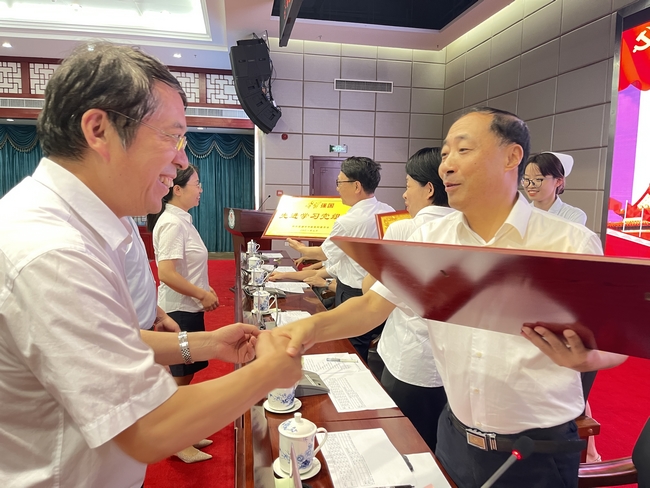 蕪湖市中醫(yī)醫(yī)院召開慶祝中國(guó)共產(chǎn)黨成立100周年暨“兩優(yōu)一先”表彰大會(huì)(圖7)