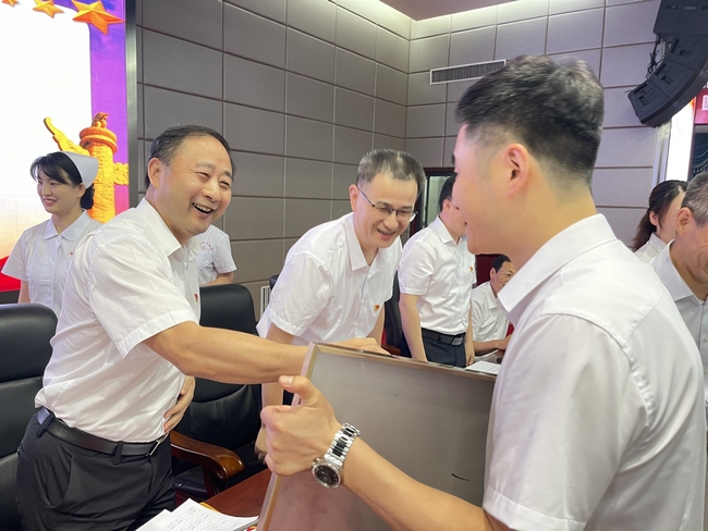 蕪湖市中醫(yī)醫(yī)院召開慶祝中國(guó)共產(chǎn)黨成立100周年暨“兩優(yōu)一先”表彰大會(huì)(圖8)