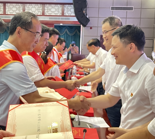 蕪湖市中醫(yī)醫(yī)院召開慶祝中國(guó)共產(chǎn)黨成立100周年暨“兩優(yōu)一先”表彰大會(huì)(圖10)