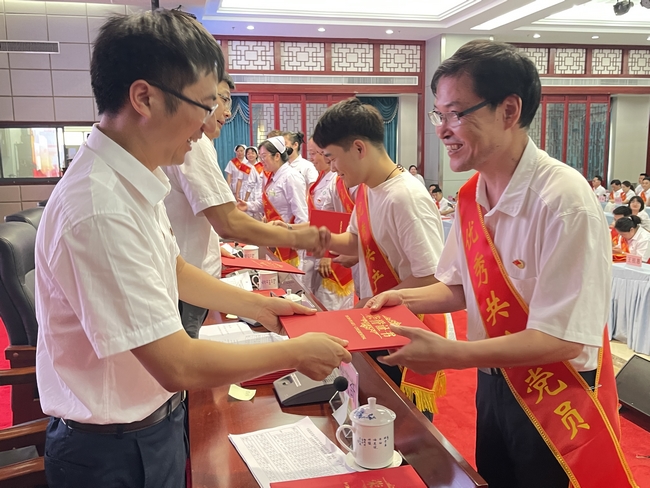 蕪湖市中醫(yī)醫(yī)院召開慶祝中國(guó)共產(chǎn)黨成立100周年暨“兩優(yōu)一先”表彰大會(huì)(圖11)