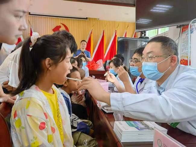【我為群眾辦實(shí)事】關(guān)愛(ài)兒童守護(hù)健康 大型專題義診在行動(dòng)(圖3)
