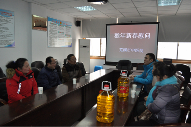春節(jié)前夕，我院深入社區(qū)慰問(wèn)結(jié)對(duì)幫扶困難戶(圖3)
