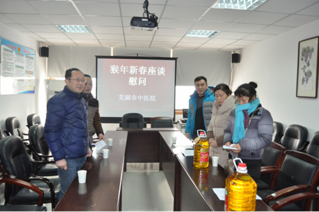 春節(jié)前夕，我院深入社區(qū)慰問(wèn)結(jié)對(duì)幫扶困難戶(圖4)