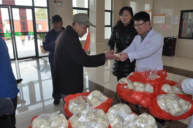 三月學(xué)雷鋒，愛心送老人——我院組織主題通訊員活動(圖1)