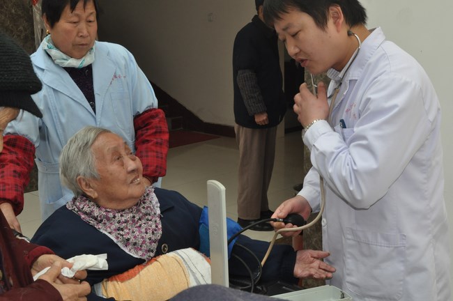 三月學(xué)雷鋒，愛心送老人——我院組織主題通訊員活動(圖4)