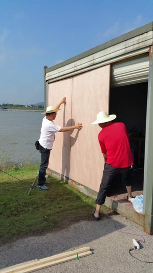 咬緊牙關(guān)，“白衣戰(zhàn)士”守住每寸圩堤(圖7)