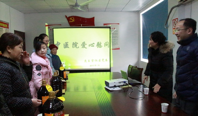 春節(jié)前夕，我院深入社區(qū)慰問結(jié)對幫扶困難戶(圖2)