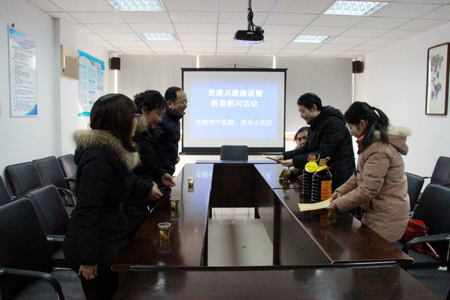 春節(jié)前夕，我院深入社區(qū)慰問結(jié)對幫扶困難戶(圖1)