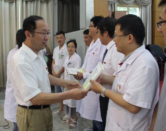 紀念建黨96周年——院黨委向各黨支部贈送院黨委中心組理論學(xué)習(xí)資料《全面從嚴治黨面對面》(圖1)