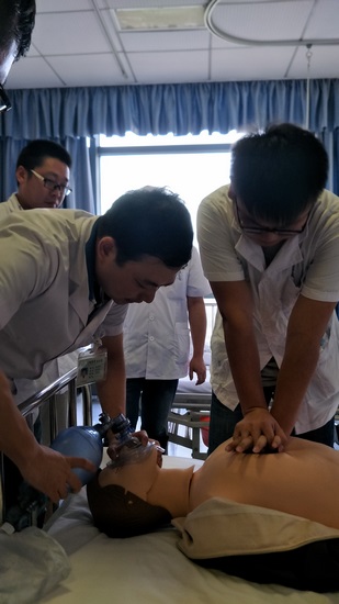 責(zé)任在心，警鐘長(zhǎng)鳴————我院組織院內(nèi)應(yīng)急急救演練(圖1)