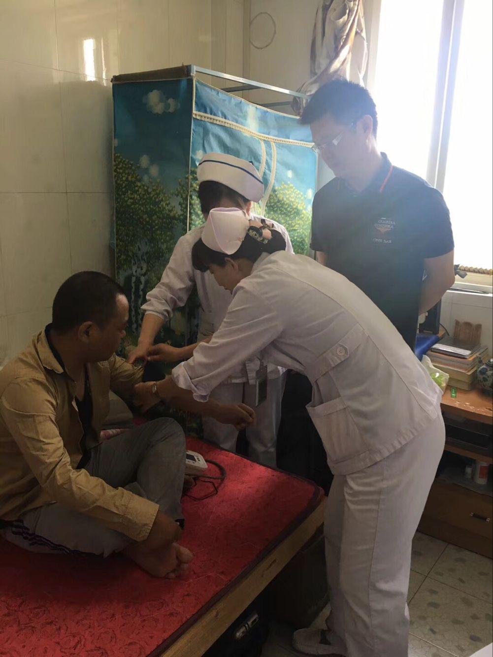 黨員走進(jìn)患者家中，送上溫暖和關(guān)懷(圖2)