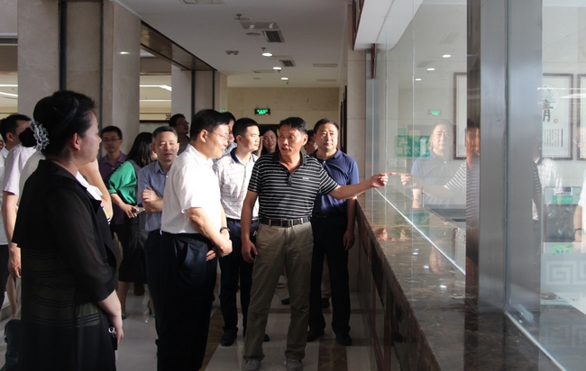 省衛(wèi)計(jì)委副主任金維加一行來我院開展《安徽省中醫(yī)藥條例》立法調(diào)研活動(dòng)(圖3)