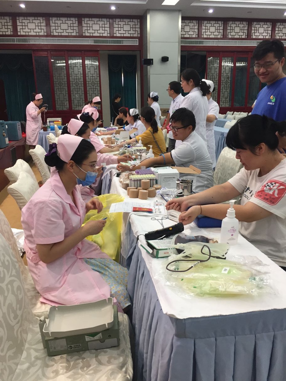 不忘初心獻(xiàn)熱血　牢記使命為人民 ――我院職工積極參加無償獻(xiàn)血公益活動(圖2)