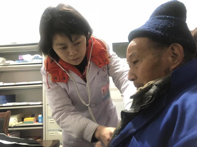 情系駐村醫(yī)生 助力脫貧攻堅——市衛(wèi)健委、市中醫(yī)院領導帶隊慰問我市“百醫(yī)駐村”醫(yī)生(圖3)