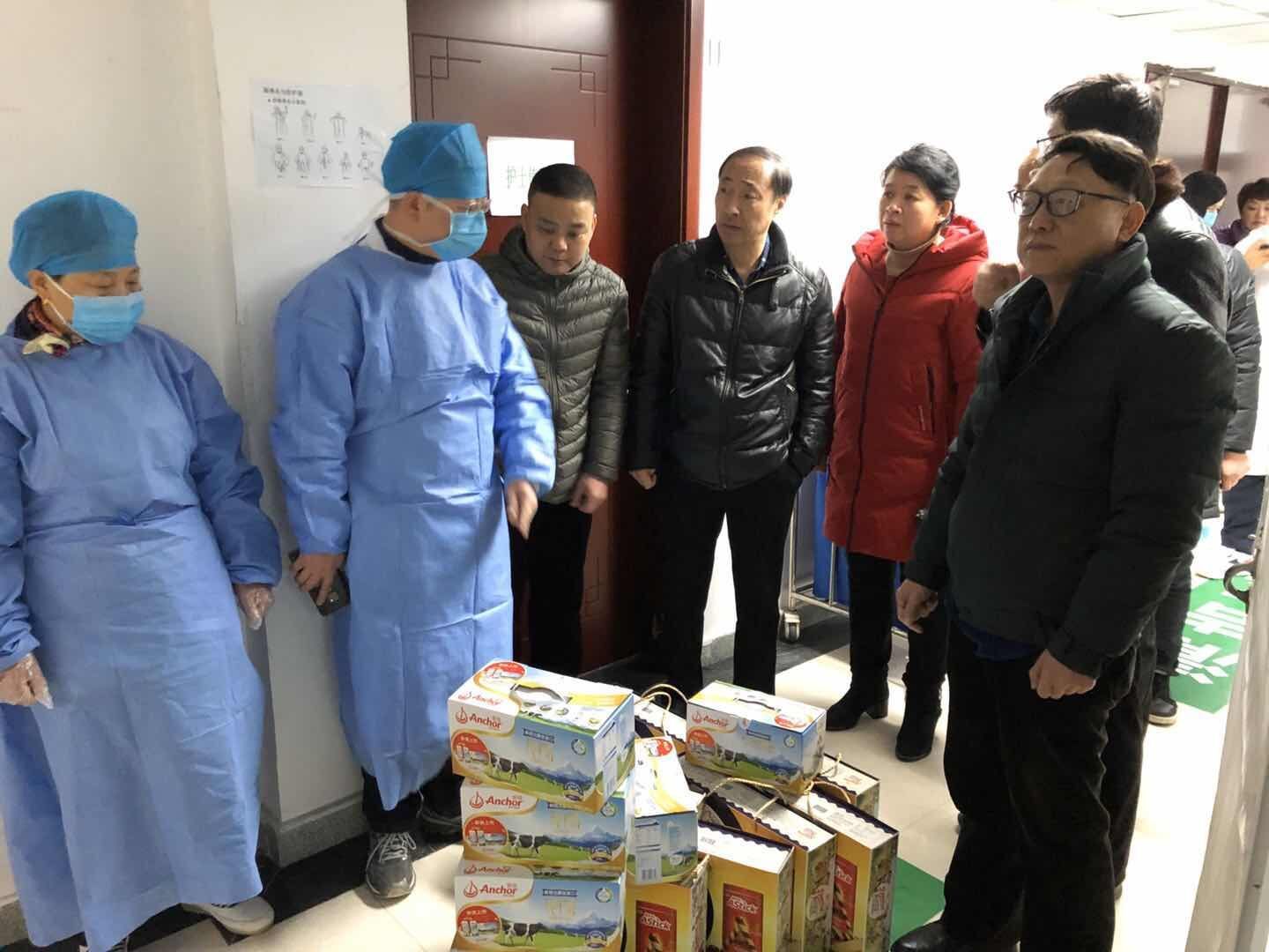 正月初一，院領(lǐng)導(dǎo)深入防控工作一線慰問(wèn)廣大醫(yī)護(hù)職工(圖1)