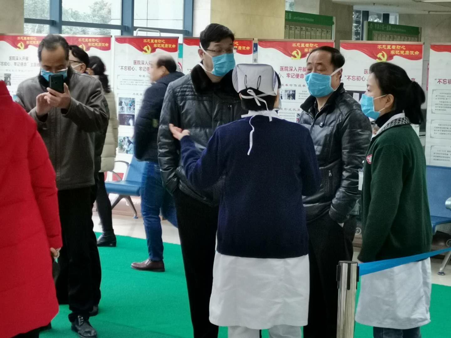 正月初一，院領(lǐng)導(dǎo)深入防控工作一線慰問(wèn)廣大醫(yī)護(hù)職工(圖3)