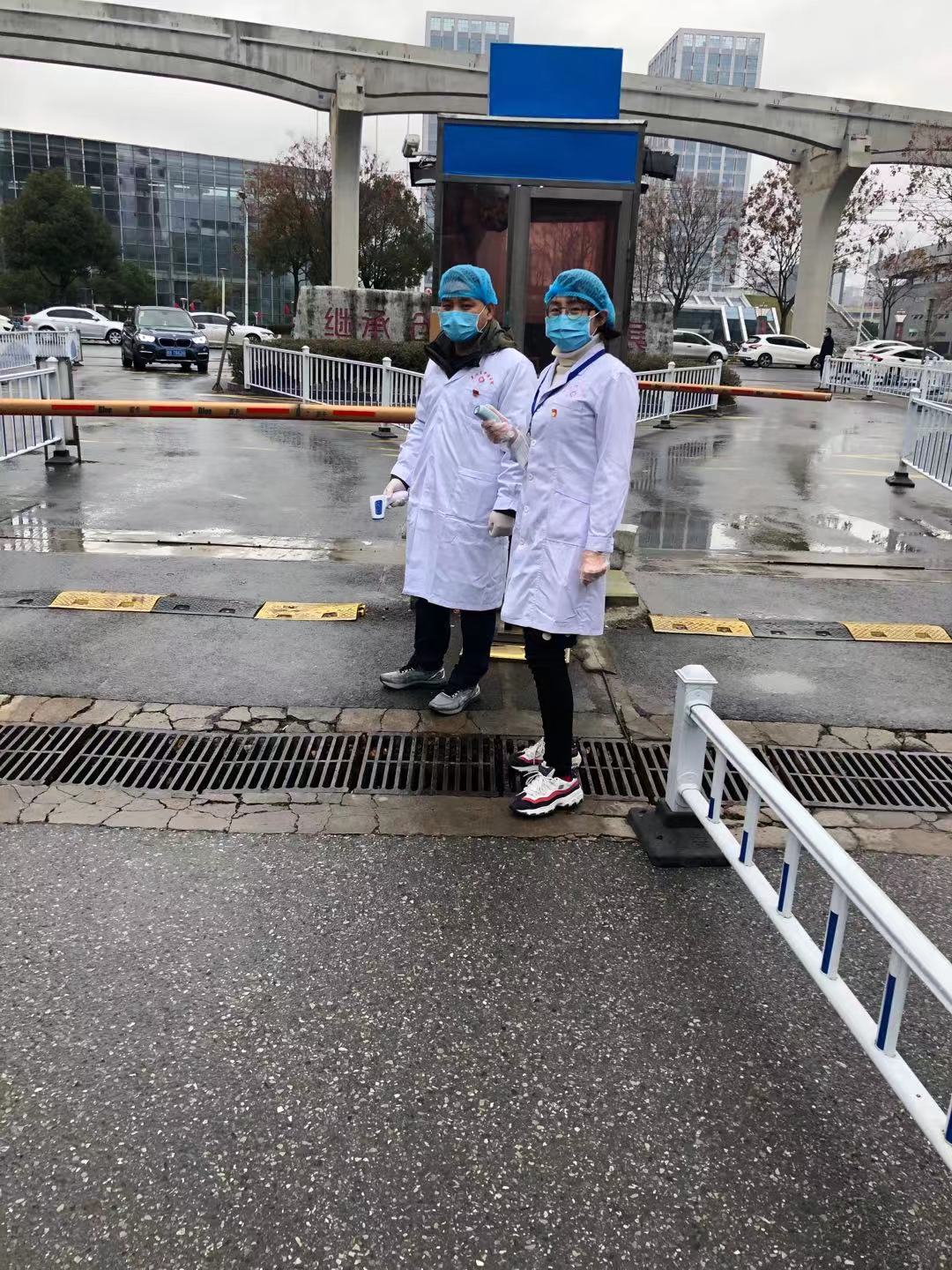 【讓黨旗在防控一線(xiàn)高高飄揚(yáng)】風(fēng)雨中的“守護(hù)者”(圖3)