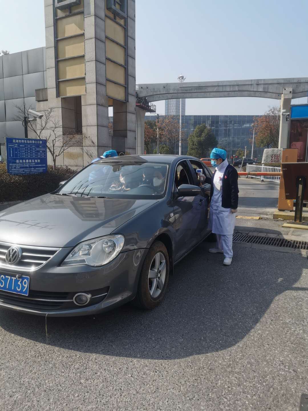 【讓黨旗在防控一線(xiàn)高高飄揚(yáng)】風(fēng)雨中的“守護(hù)者”(圖6)
