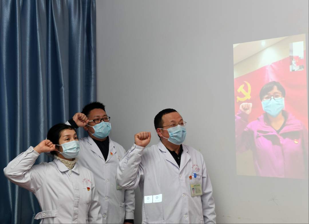 【讓黨旗在防控一線高高飄揚】剛剛，安徽支援湖北醫(yī)療隊隊員周世紅“火線”入黨(圖3)