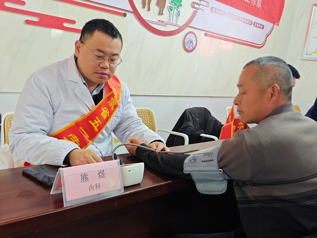 踐行雷鋒精神，勞模義診暖民心——我院開展學雷鋒義診志愿服務活動(圖2)