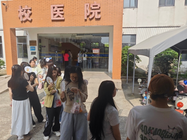 校園健康日，咨詢零距離：我院治未病中心走進高校播撒健康種子(圖1)