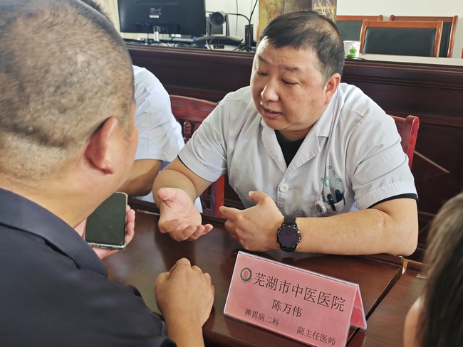 市財政局與我院攜手走進(jìn)龍泉村開展中醫(yī)藥文化宣傳月健康義診活動(圖2)