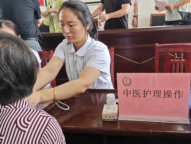市財政局與我院攜手走進(jìn)龍泉村開展中醫(yī)藥文化宣傳月健康義診活動(圖7)