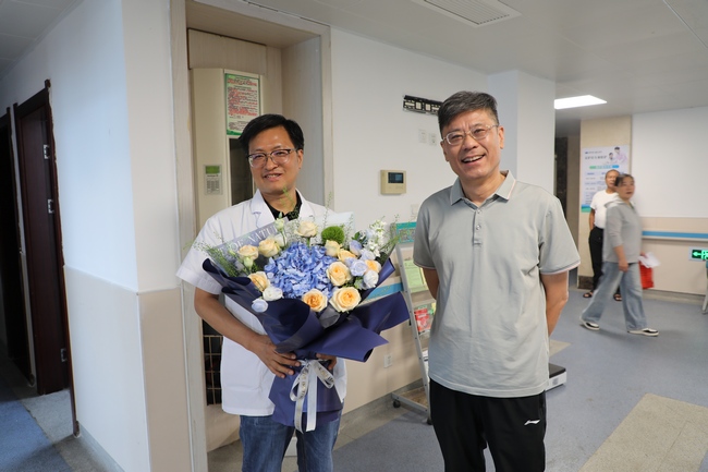 德馨于行 技精于勤|院領(lǐng)導(dǎo)一線慰問暖人心 醫(yī)師節(jié)致敬醫(yī)者顯真情(圖1)
