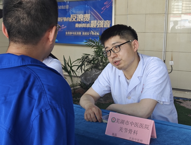 德馨于行 技精于勤｜我院開展醫(yī)師節(jié)大型義診活動(dòng)走進(jìn)企業(yè)送健康(圖3)