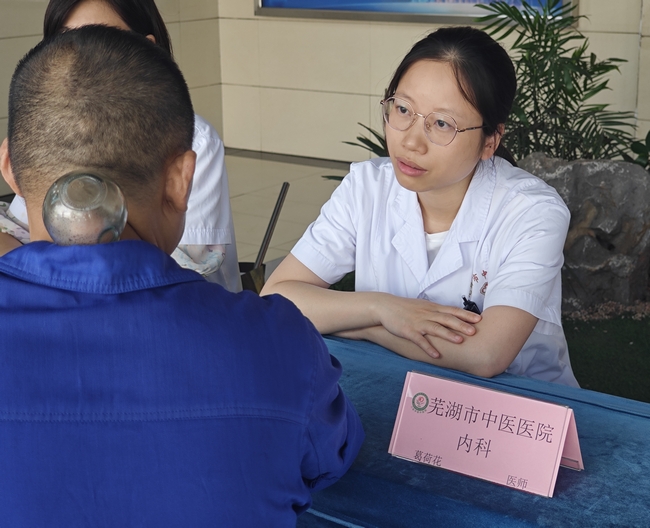 德馨于行 技精于勤｜我院開展醫(yī)師節(jié)大型義診活動(dòng)走進(jìn)企業(yè)送健康(圖2)