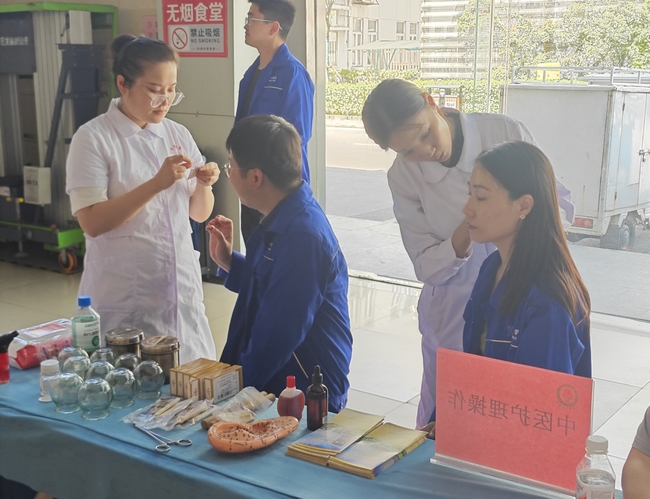 德馨于行 技精于勤｜我院開展醫(yī)師節(jié)大型義診活動(dòng)走進(jìn)企業(yè)送健康(圖5)